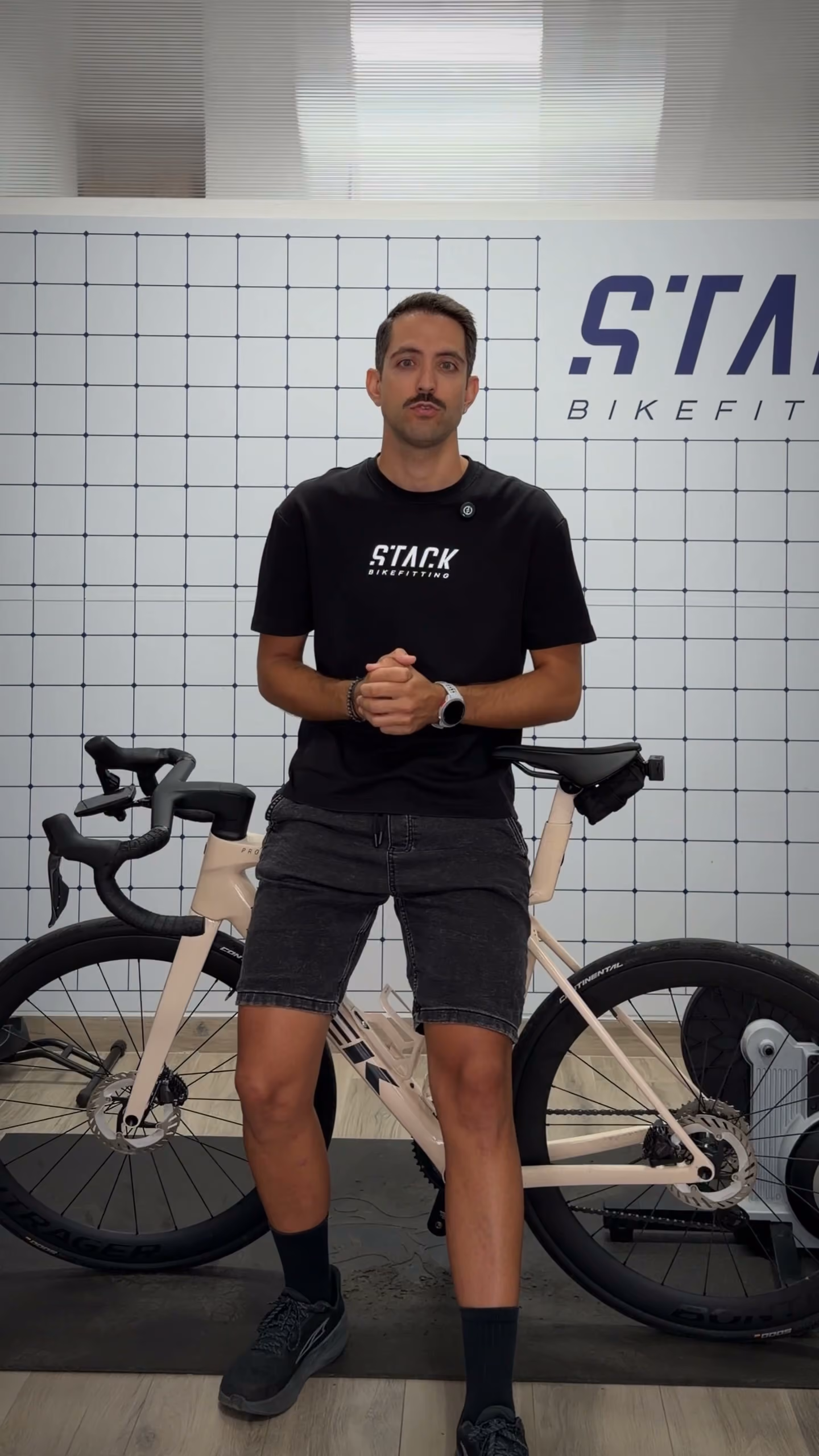 El estudio de Stack Bikefitting, con la bicicleta preparada sobre el rodillo para el análisis.